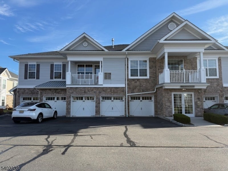 Photo of Listing #4002236