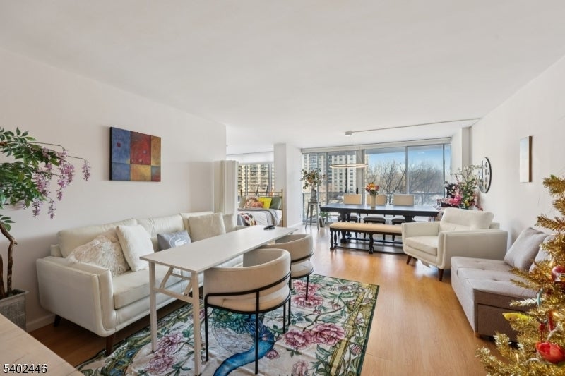 Photo of Listing #4002318