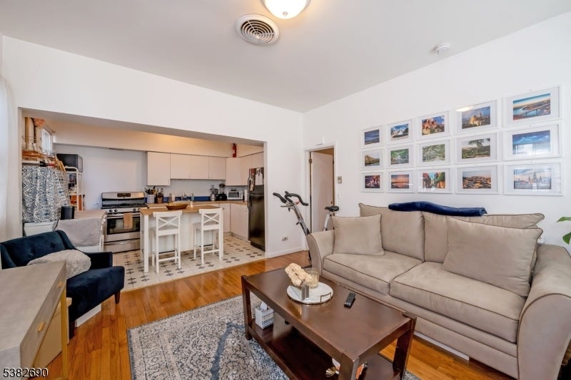 Photo of Listing #3991308