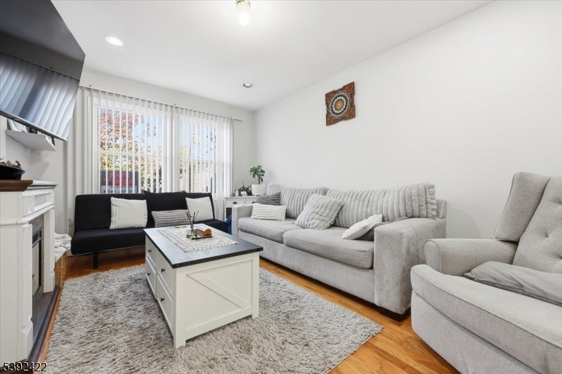 Photo of Listing #3995264