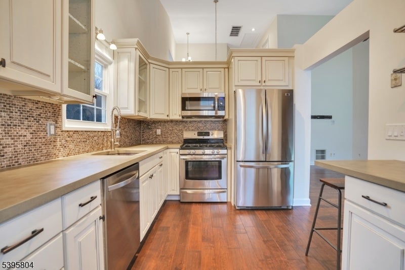 Photo of Listing #3996593