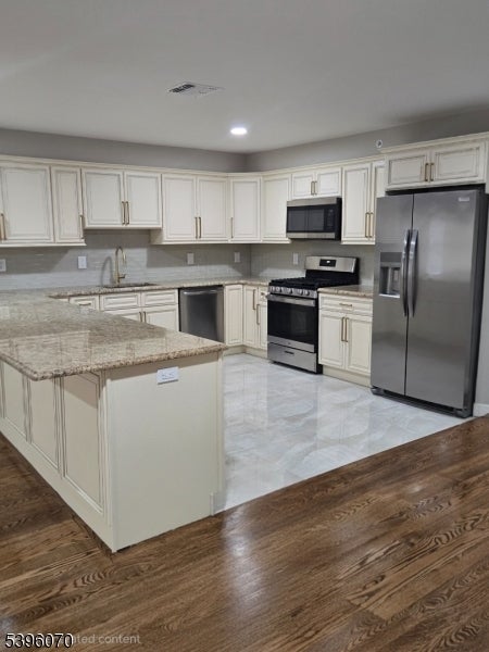 Photo of Listing #3996803