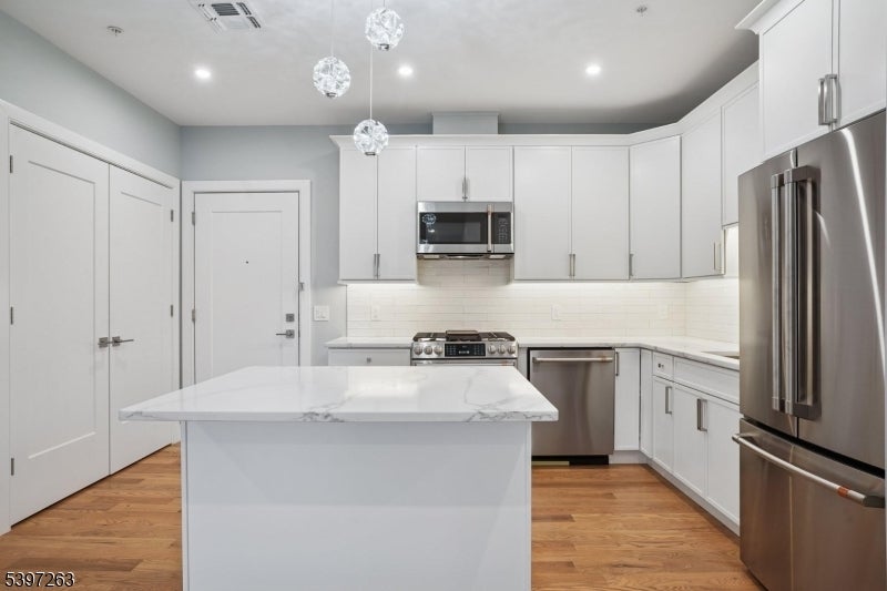 Photo of Listing #3998194