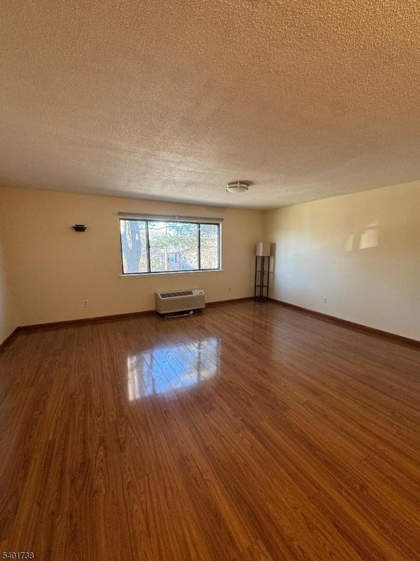 Photo of Listing #4001744