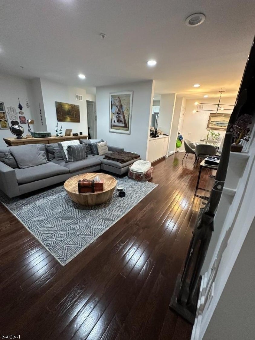 Photo of Listing #4002371