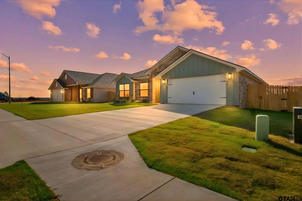 16529 Crossing Circle, Lindale