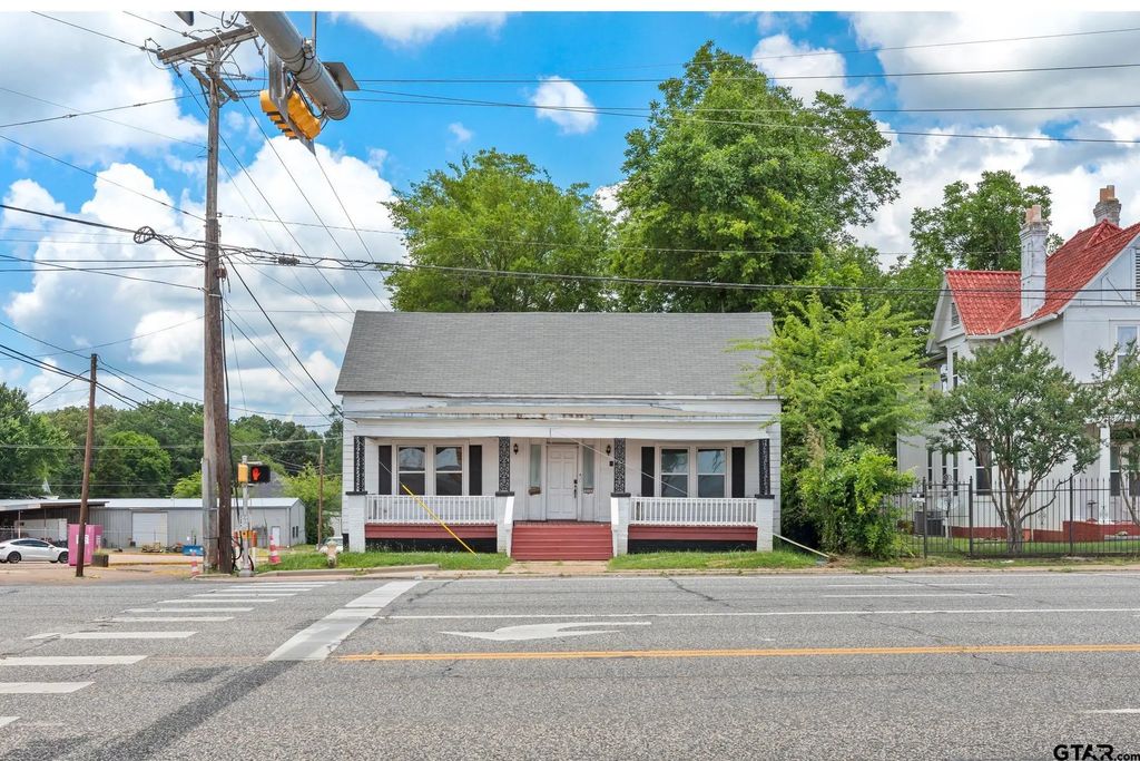 215 W Grand Avenue, Marshall