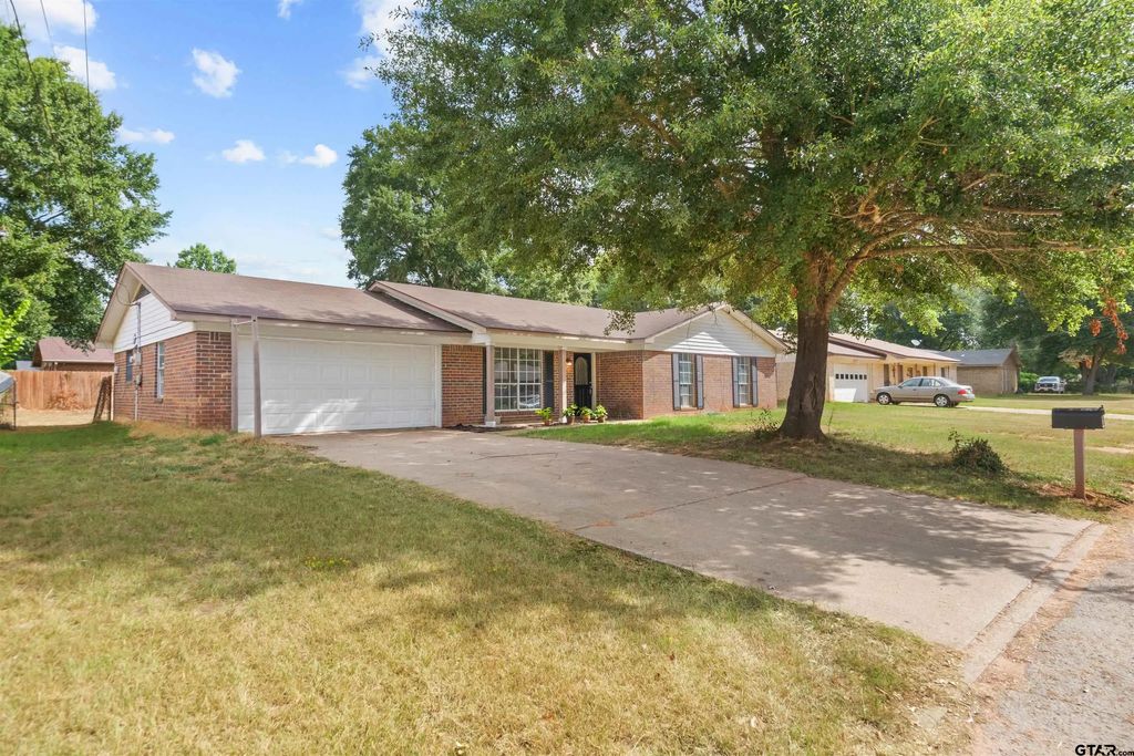305 Larkspur Ln, Palestine