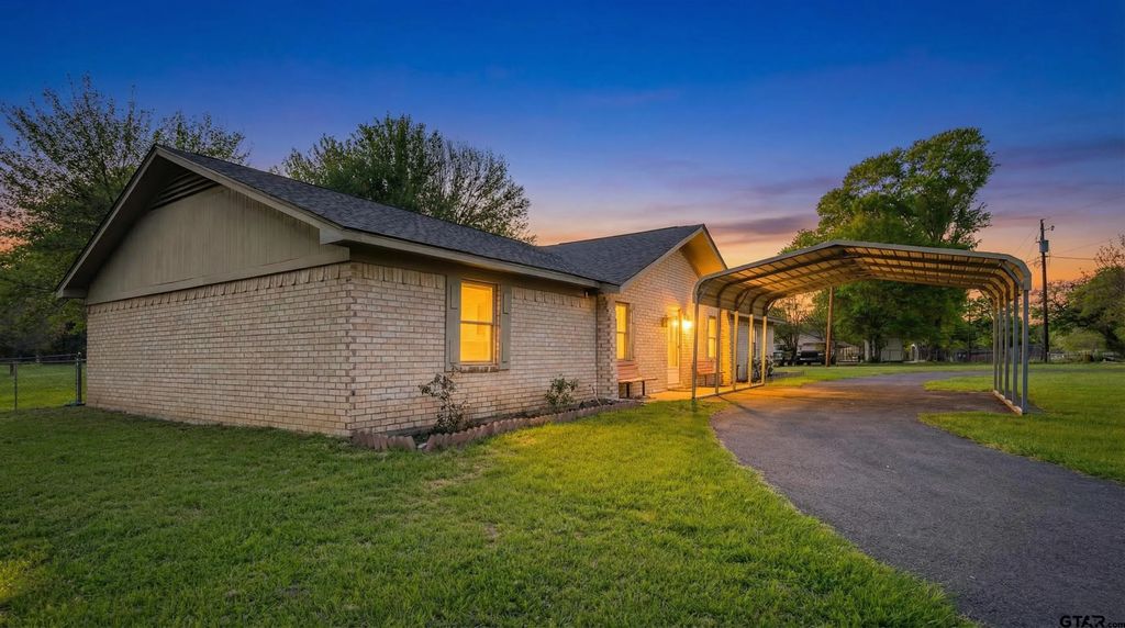 1129 Garden Dr, Longview