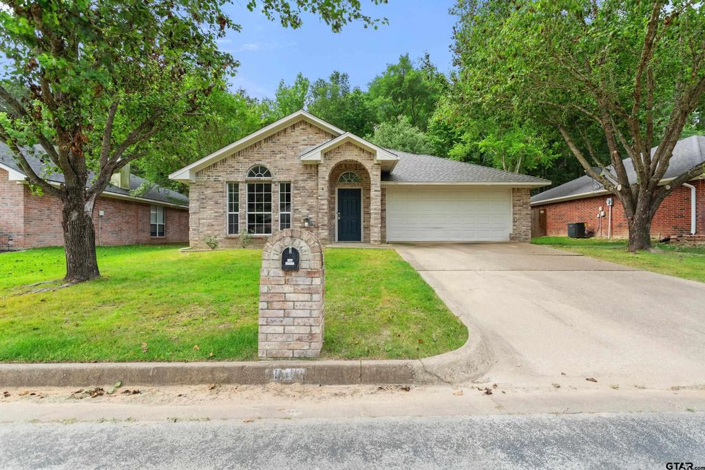 541 Frederick Cir, Flint