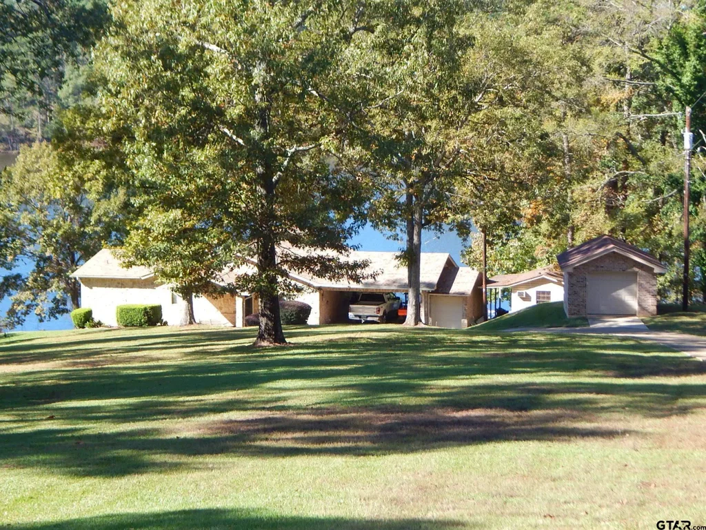 3073 East Lake, Gladewater