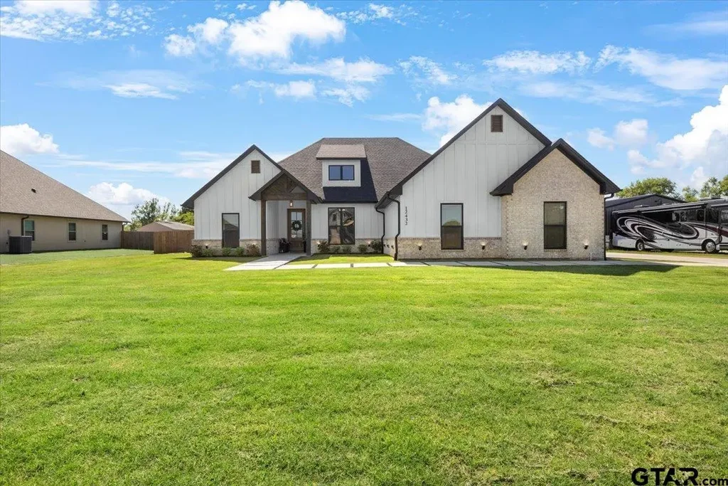 12432 Maplewood Dr, Lindale