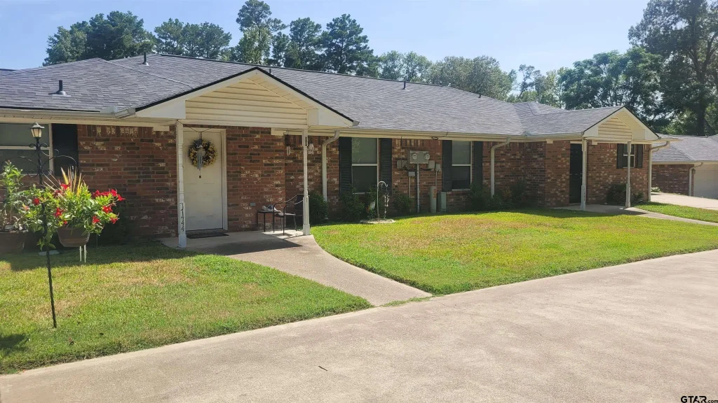 17418 Fm 2493, Flint