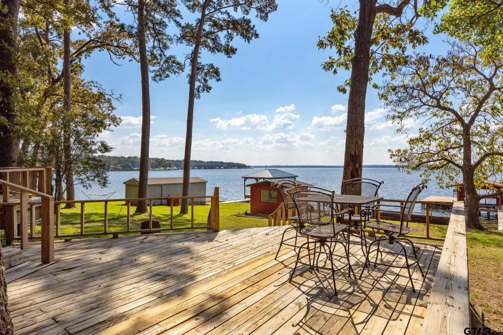 17198 Lakeview Dr., Flint