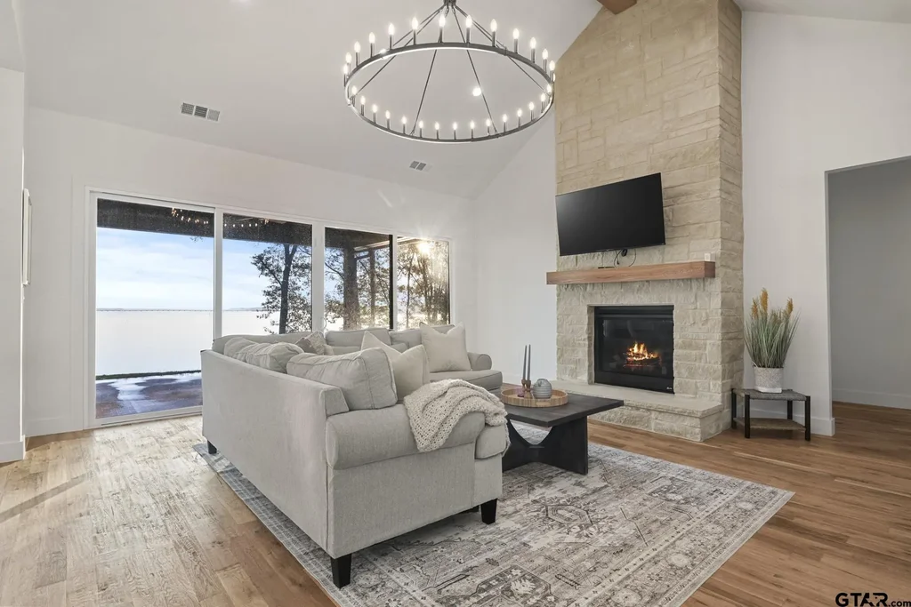 641 N Private Road 52416, Leesburg