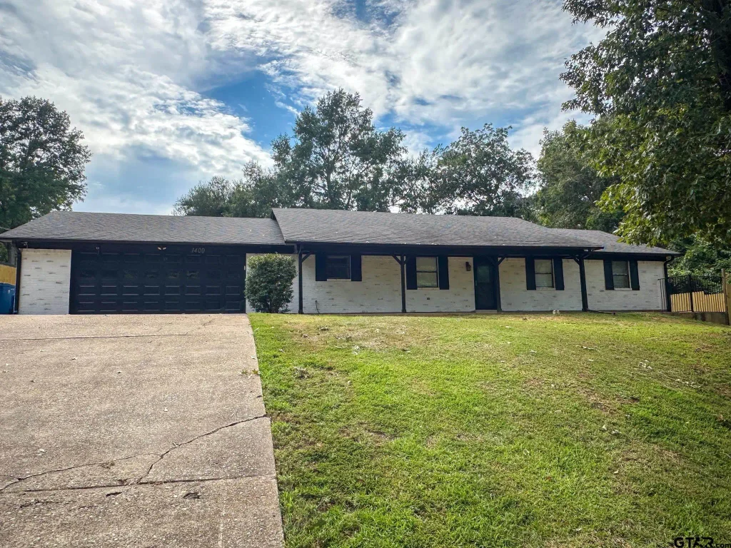 1400 Woodland Hills, Whitehouse