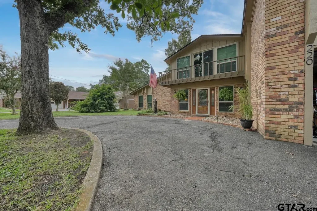 220 Texas Dr, Hideaway