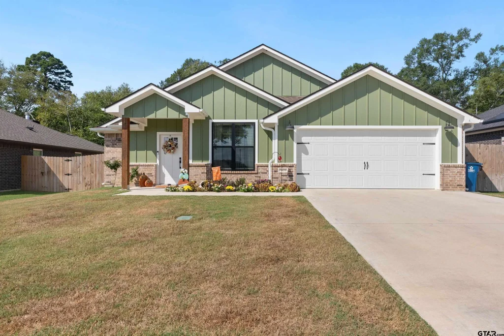 16210 Crossing Circle, Lindale