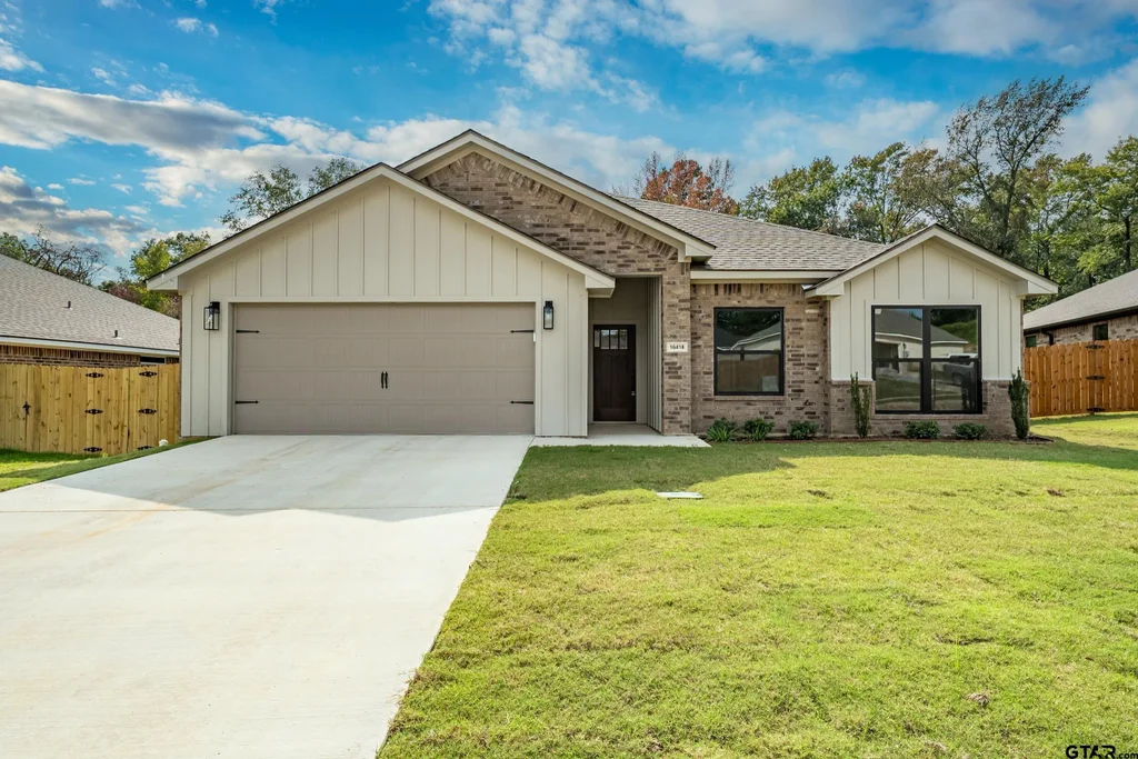 16418 Crossing Circle, Lindale