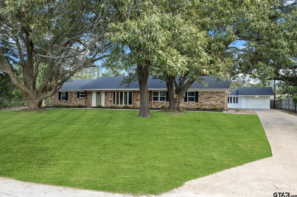 810 Pineland Ln, Lindale