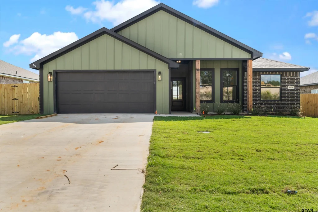 16525 Crossing Circle, Lindale