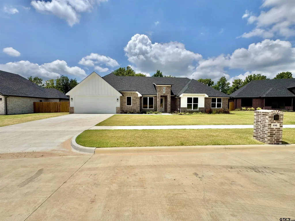990 Mallard, Lindale