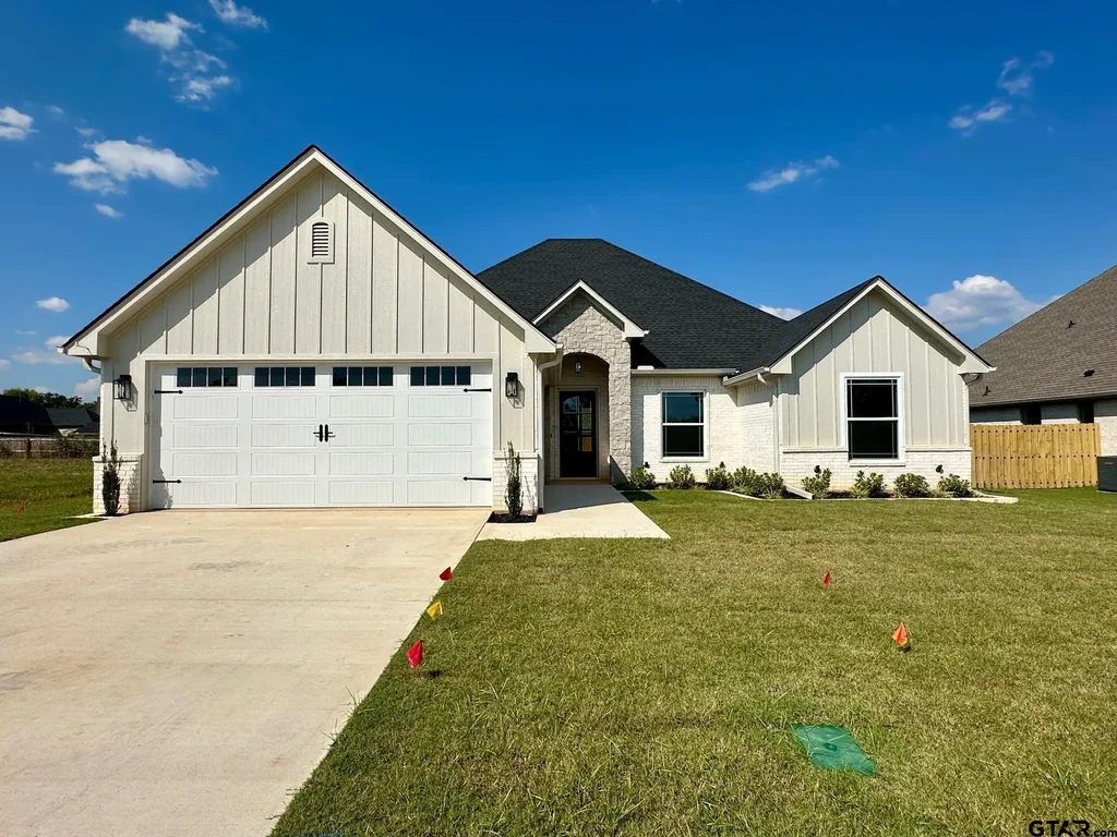 1210 Golden Eagle Way, Whitehouse