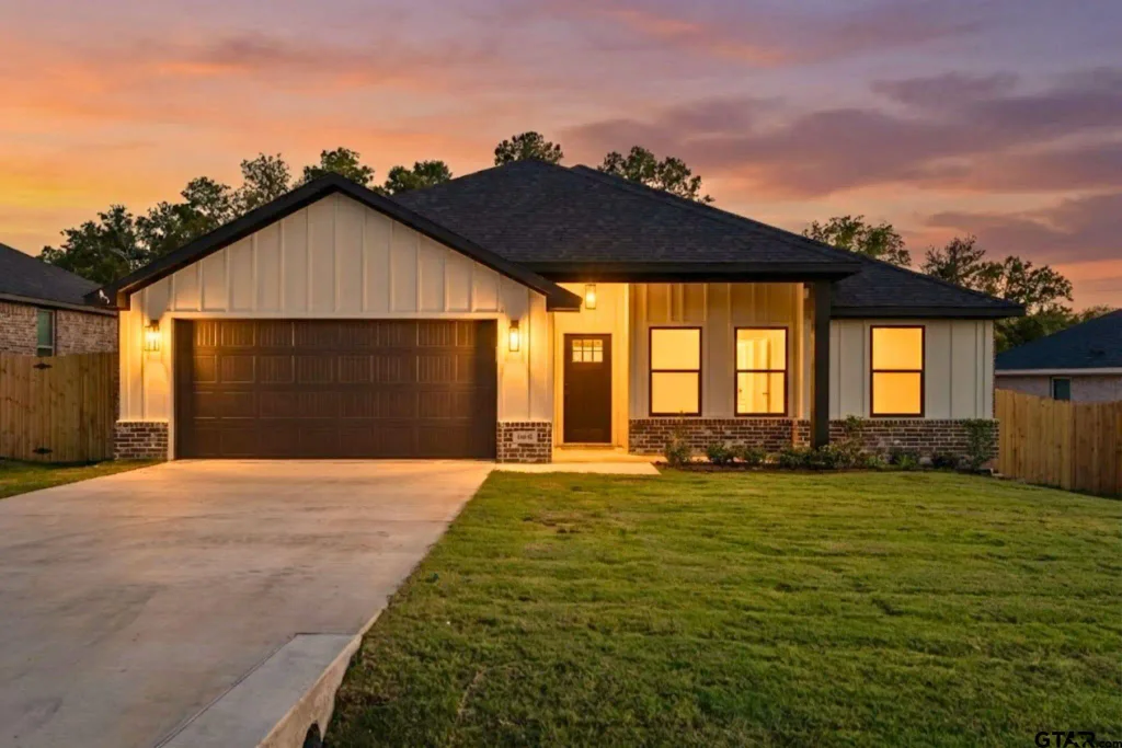 16517 Crossing Circle, Lindale