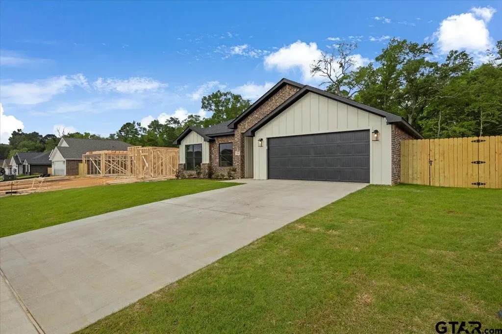 16226 Crossing Circle, Lindale