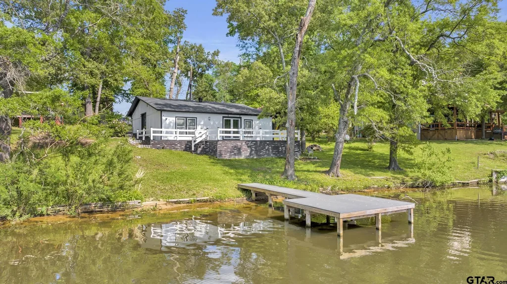 585 Naples Dr, Omaha