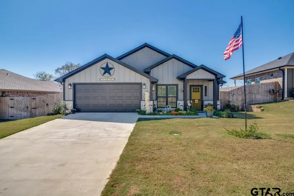 17409 Crossing Circle, Lindale