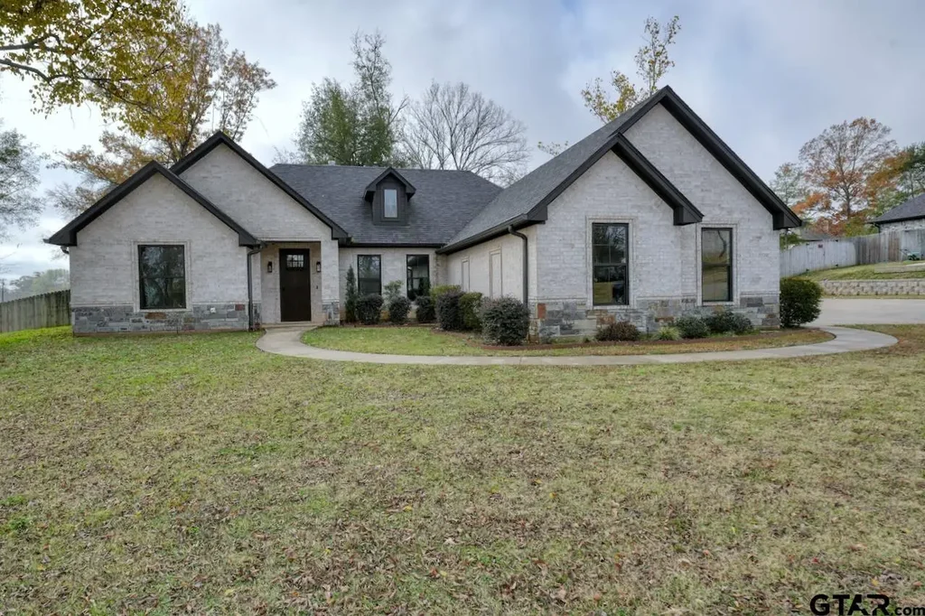 12109 Oak Grove, Lindale