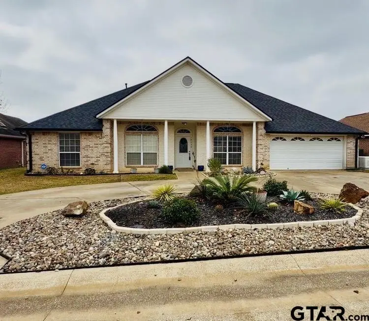 19430 Sara Ln, Flint