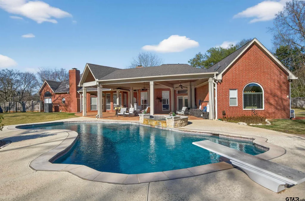 509 W Main St, Whitehouse