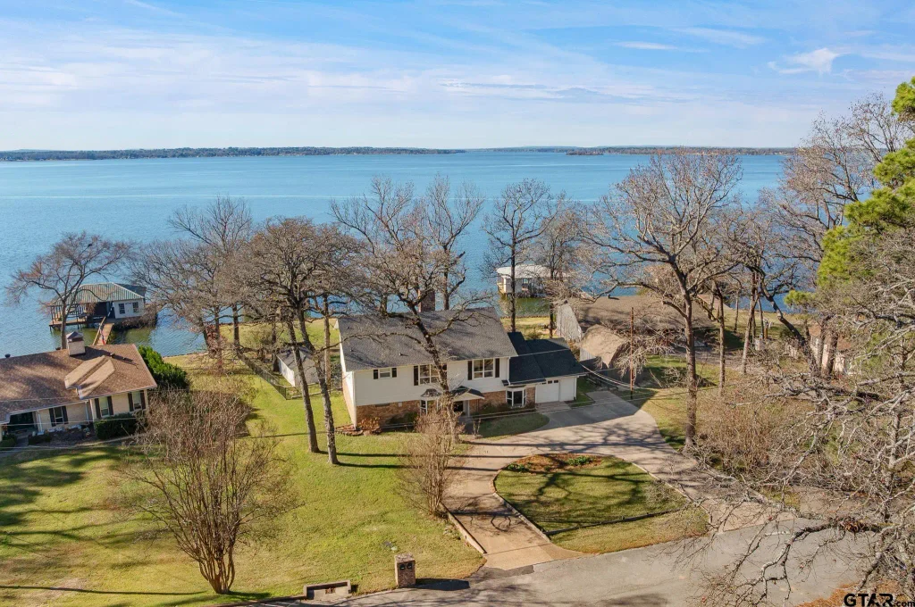 21028 Bay Shore Dr, Flint