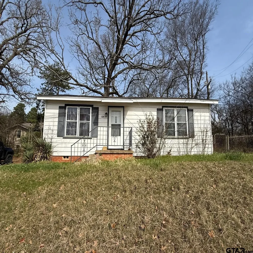 504 W Main St, Whitehouse