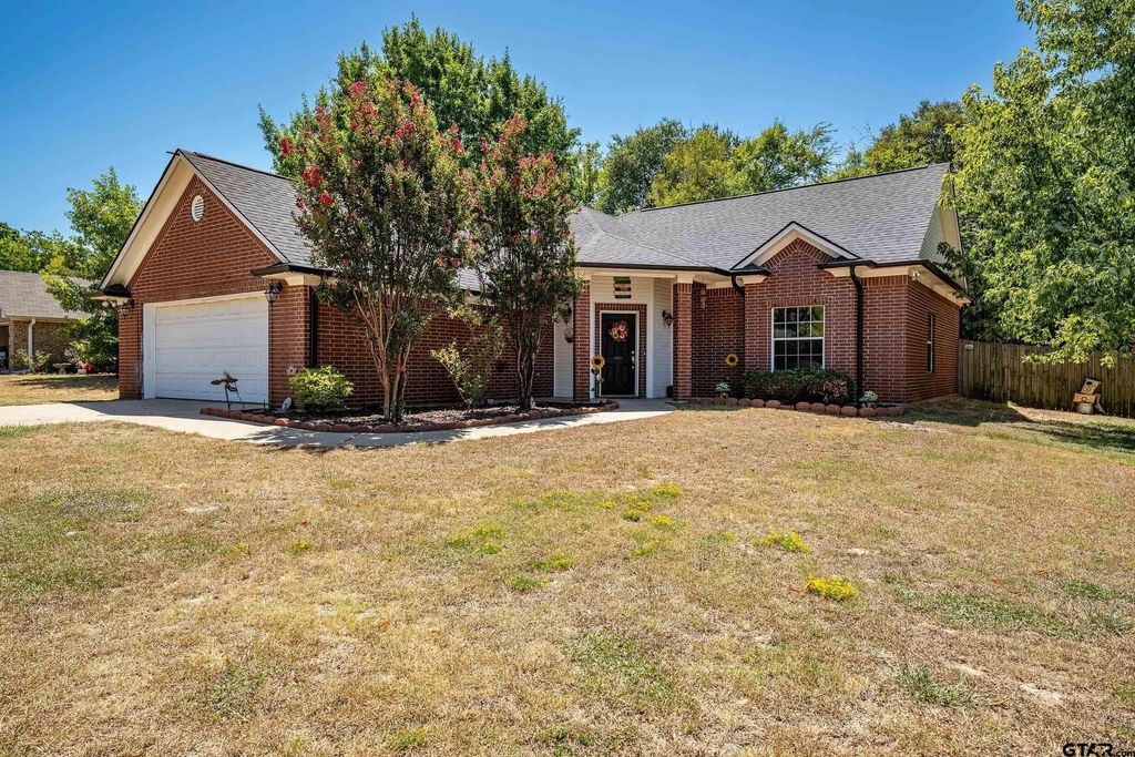 405 Husky Drive, Lindale