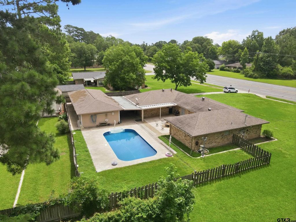 1302 W Sabine St., Carthage