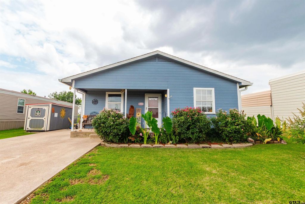 404 Holiday Village Dr, Quitman