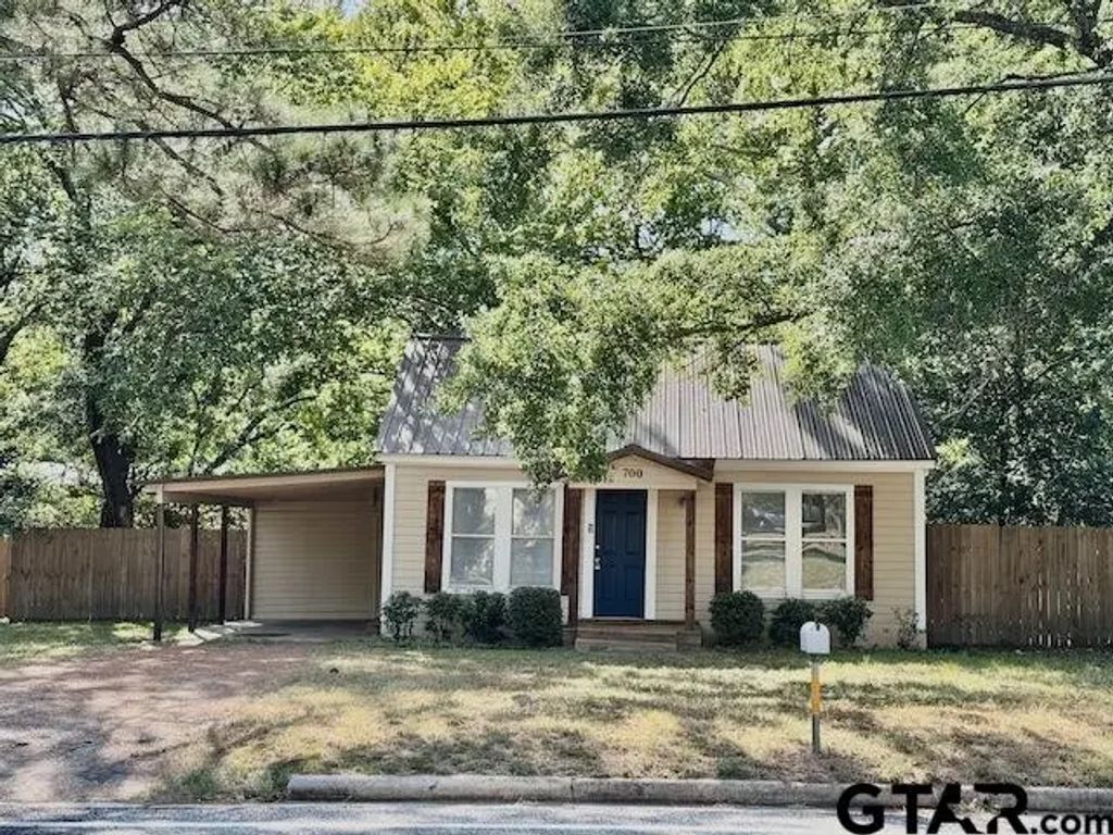 700 S Walnut, Winnsboro