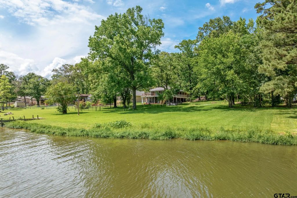 17414 Lakeview Dr, Flint