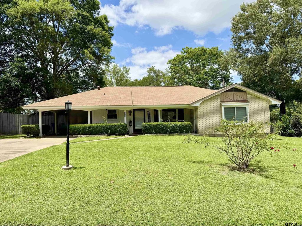 208 Robinhood Circle, Crockett