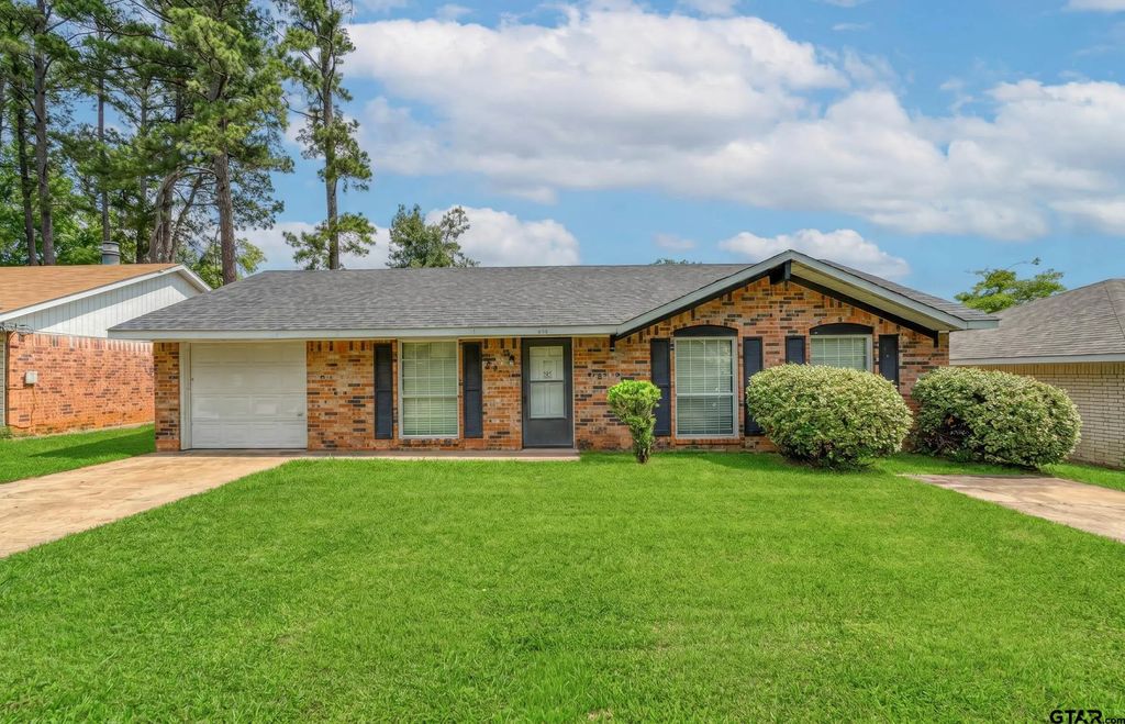 636 N Wildrose, Lone Star