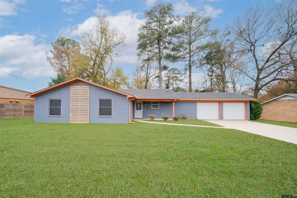 1302 Dennis, Longview