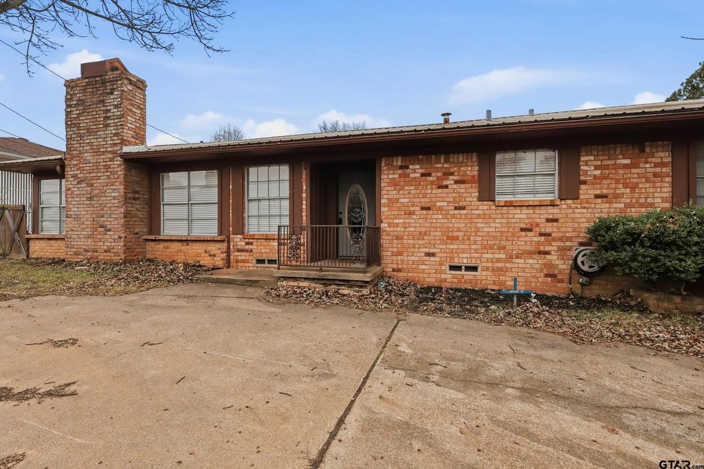 128 Laura Dr., Mineola
