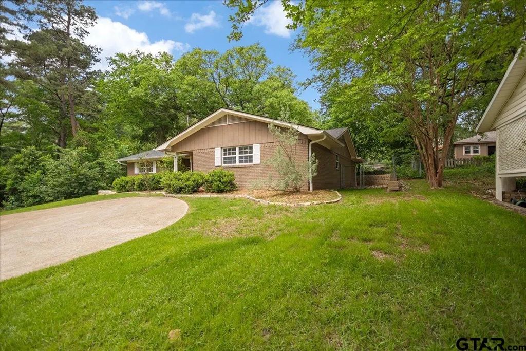 1327 Bridle Path, Hideaway