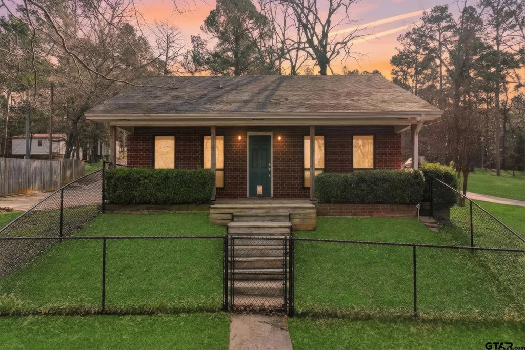 3075 E Lake Dr, Gladewater