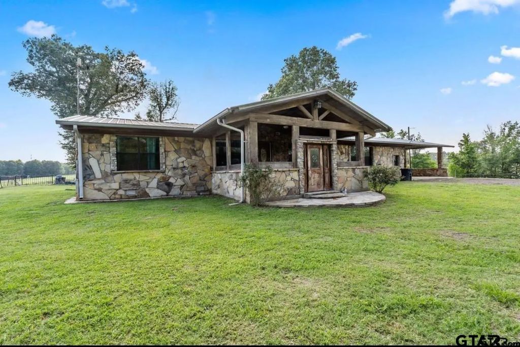 2711 A N Fm 250, Hughes Springs