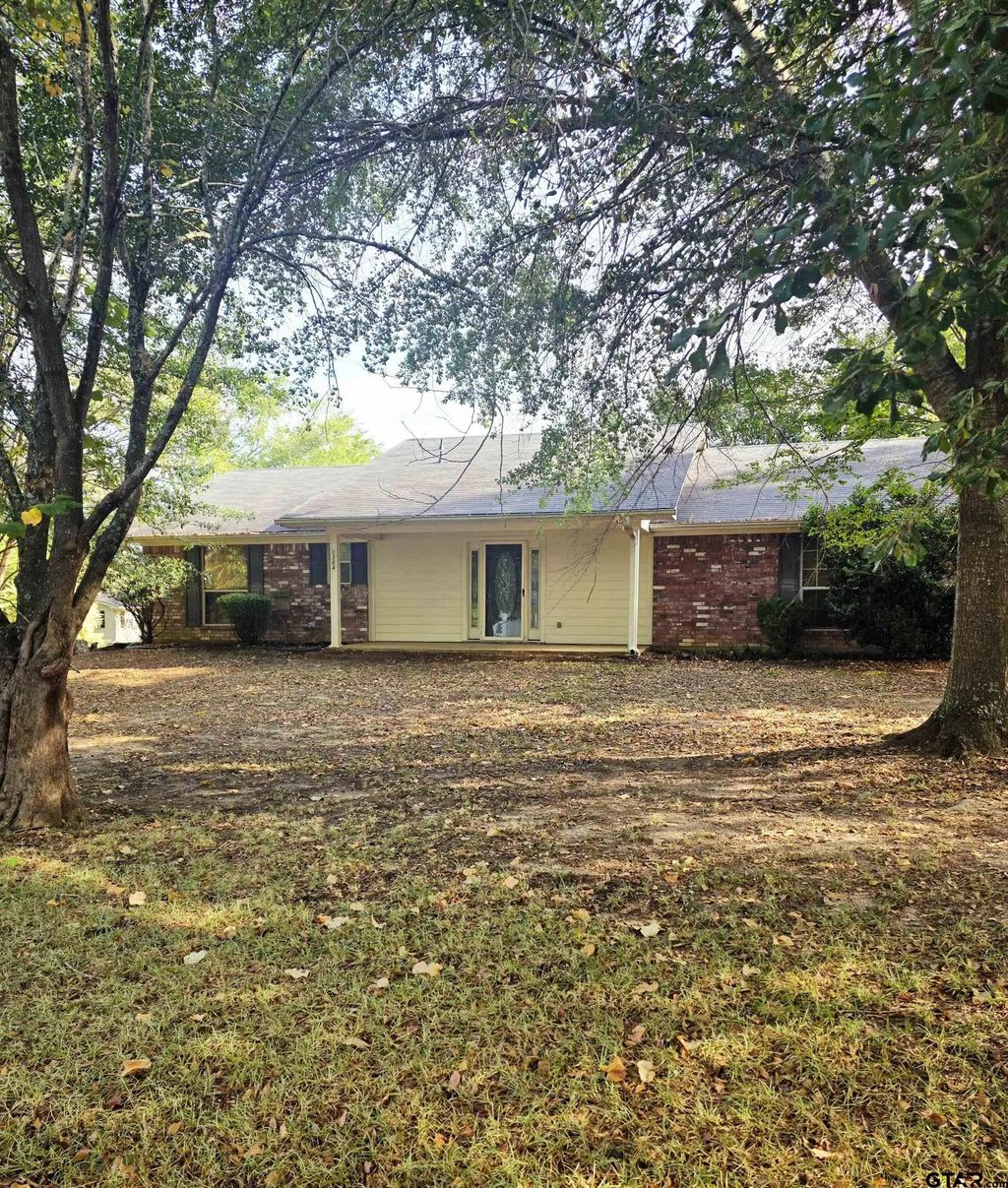 1304 N Whatley, White Oak