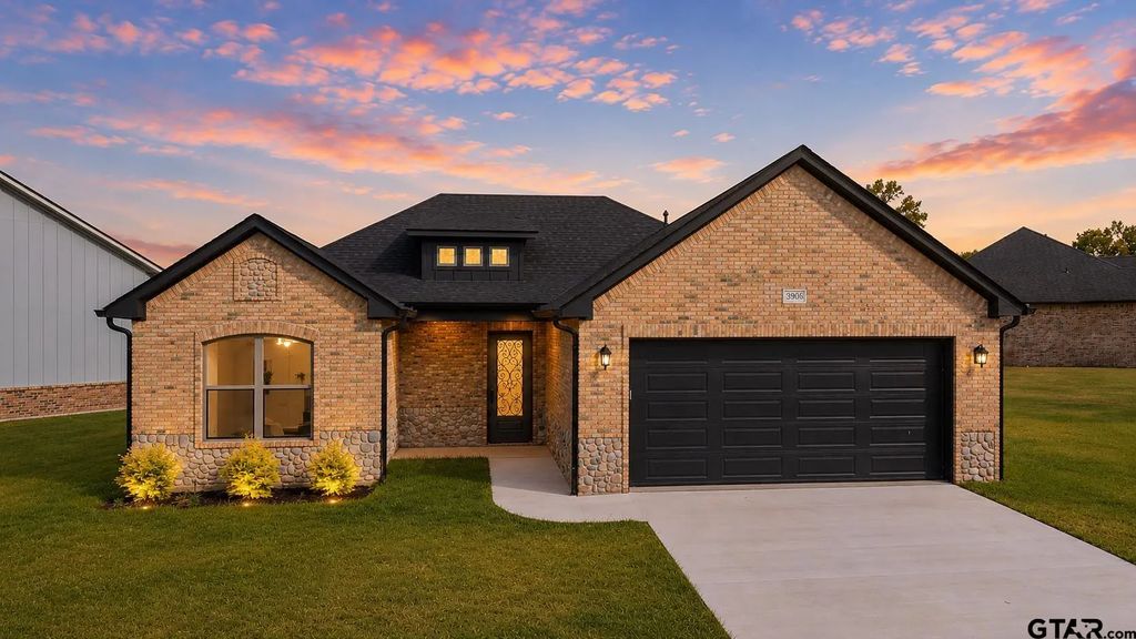 3906 French Dr, Longview